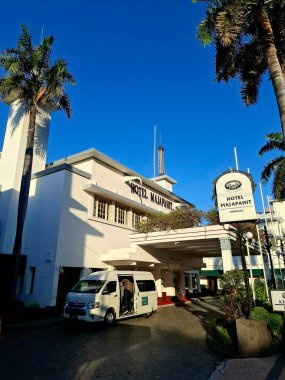 Surabaya - Endonezya, 11 Haziran 2025. Eskiden Orange Hotel olarak bilinen Majapahit Oteli 'nin önü. Hollanda bayrağının Kızıl ve Beyaz' dan Kızıl ve Beyaz 'a, Endonezya bayrağının çekildiği yer..