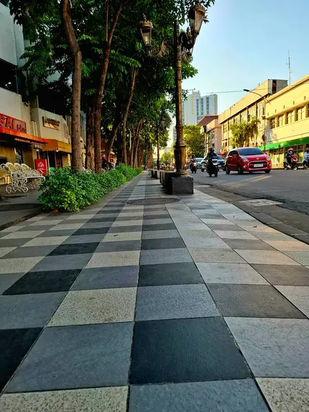 Surabaya - Endonezya, 11 Haziran 2025. Tunjungan Caddesi 'nin yanında güzel ve temiz bir yaya kaldırımı ve Surabaya' da bir sıra kafe. Düşük seviye görünüm.
