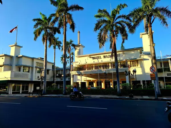 Surabaya - Endonezya, 11 Haziran 2025. Eskiden Orange Hotel olarak bilinen Majapahit Oteli 'nin önü. Hollanda bayrağının Kızıl ve Beyaz' dan Kızıl ve Beyaz 'a, Endonezya bayrağının çekildiği yer..