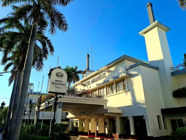 Surabaya - Endonezya, 11 Haziran 2025. Eskiden Orange Hotel olarak bilinen Majapahit Oteli 'nin önü. Hollanda bayrağının Kızıl ve Beyaz' dan Kızıl ve Beyaz 'a, Endonezya bayrağının çekildiği yer..