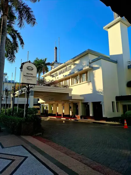 Surabaya - Endonezya, 11 Haziran 2025. Eskiden Orange Hotel olarak bilinen Majapahit Oteli 'nin önü. Hollanda bayrağının Kızıl ve Beyaz' dan Kızıl ve Beyaz 'a, Endonezya bayrağının çekildiği yer..