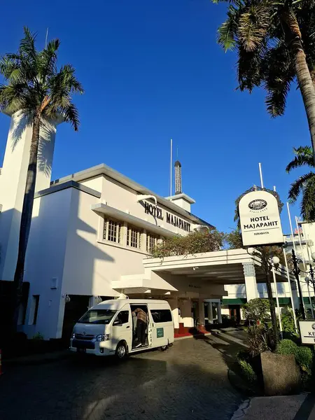 Surabaya - Endonezya, 11 Haziran 2025. Eskiden Orange Hotel olarak bilinen Majapahit Oteli 'nin önü. Hollanda bayrağının Kızıl ve Beyaz' dan Kızıl ve Beyaz 'a, Endonezya bayrağının çekildiği yer..