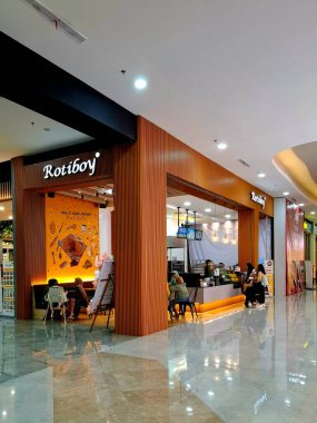 Sidoarjo, Endonezya, 9 Mayıs 2025. Modern, dinamik, şeffaf ve Roti Boy mağazasına ön görüş. Göz düzeyi görünümü.