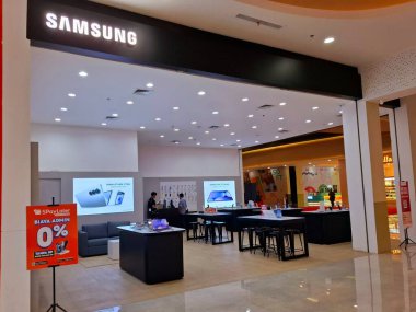 Sidoarjo, Endonezya, 9 Mayıs 2025. Modern, dinamik, şeffaf ve davetkar Samsung alet mağazası öngörüsü. Göz düzeyi görünümü.