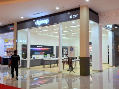 Sidoarjo, Endonezya, 9 Mayıs 2025. Modern, dinamik, şeffaf ve davetkar Digimap alet mağazasına ön görüş. Göz düzeyi görünümü.