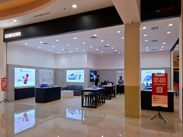 Sidoarjo, Endonezya, 9 Mayıs 2025. Modern, dinamik, şeffaf ve davetkar Samsung alet mağazası öngörüsü. Göz düzeyi görünümü.