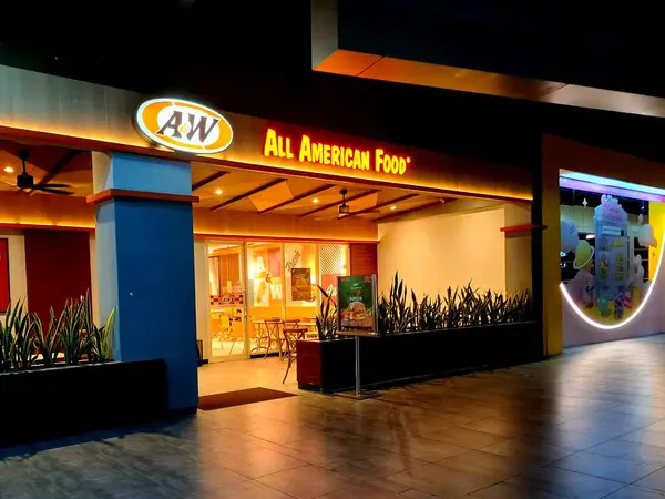 Sidoarjo, Endonezya, 9 Mayıs 2025. Modern, dinamik, şeffaf ve davetkar olan AW Restoranı 'nın ön görüntüsü. Geceleri göz düzeyi görüntüsü.