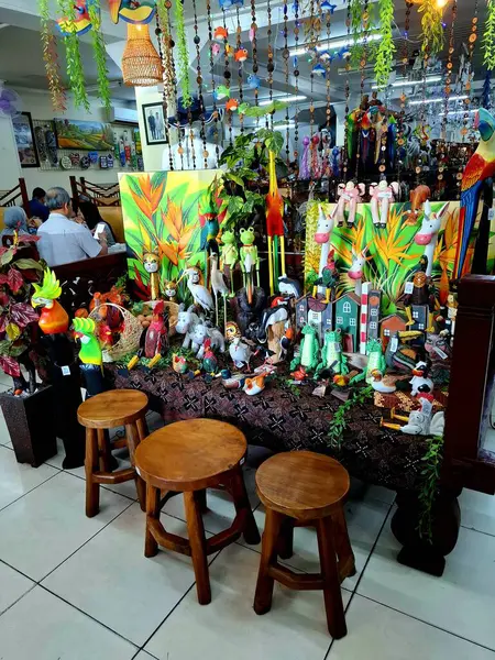 Surabaya, Endonezya, 29 Haziran 2025. Çeşitli el sanatları ziyaretçi çekmek için Sanat ve El Sanatları Mağazası 'nın girişinde cazip bir şekilde sergileniyor. Bu ögeler iç tasarımın destekleyici unsurları olarak hizmet verir.