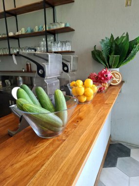 Meyveler ve sebzeler servis masasında bir kafede iç mekanın destekleyici bir unsuru olarak güzelce düzenlenmiştir..