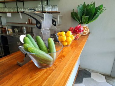 Meyveler ve sebzeler servis masasında bir kafede iç mekanın destekleyici bir unsuru olarak güzelce düzenlenmiştir..