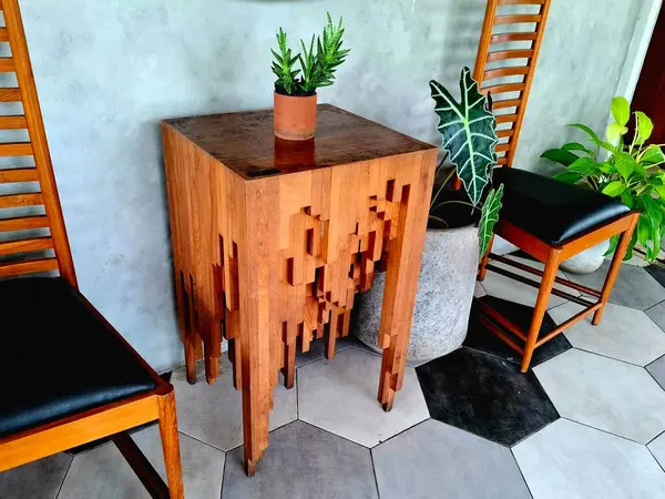Hurda ahşaptan yapılmış dekoratif masalar, kafenin iç kısımlarına egzotik bir dokunuş ekler. Çekici, modern ama doğal ahşabın egemenliği altındadır..