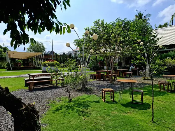 Yogyakarta, Endonezya, 5 Temmuz 2025. Sanatsal bir kafenin bitki elementleri ve sertleşmesi yemyeşil bahçe ve temiz hava ile uyumlu bir şekilde harmanlanır..