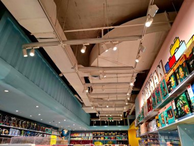 İç tasarımın bir parçası olarak açık bir süpermarkette klima, elektrik kabloları ve ışıklandırma kurulumu.