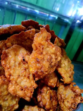 Geleneksel bir Cava yemeği olan Dadar Jagung, geleneksel bir Java gıda standında basit bir vitrinde satılıyor. Yakın plan fotoğraf..