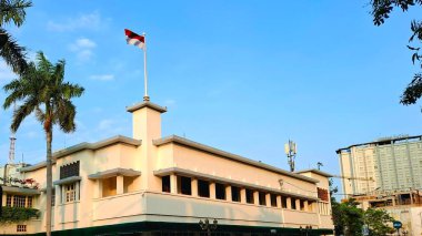 Surabaya, Endonezya, 30 Temmuz 2025. Majapahit Oteli 'nin çatısında kırmızı ve beyaz Endonezya bayrağı dalgalanıyor. Orange Hotel olarak da bilinir. Bu tarihi otel Endonezya Cumhuriyeti 'nin bağımsızlığı mücadelesinde rol oynadı..