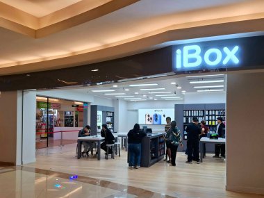 Surabaya, Endonezya, 30 Temmuz 2025. Alışveriş merkezindeki bir cep telefonu ve alet dükkanının ön görüntüsü. Çok açık, basit, modern ve çekici bir tasarıma sahip. Göz düzeyi görünümü.