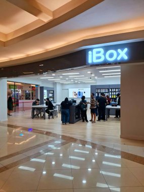 Surabaya, Endonezya, 30 Temmuz 2025. Alışveriş merkezindeki bir cep telefonu ve alet dükkanının ön görüntüsü. Çok açık, basit, modern ve çekici bir tasarıma sahip. Göz düzeyi görünümü.