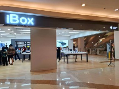 Surabaya, Endonezya, 30 Temmuz 2025. Alışveriş merkezindeki bir cep telefonu ve alet dükkanının ön görüntüsü. Çok açık, basit, modern ve çekici bir tasarıma sahip. Göz düzeyi görünümü.