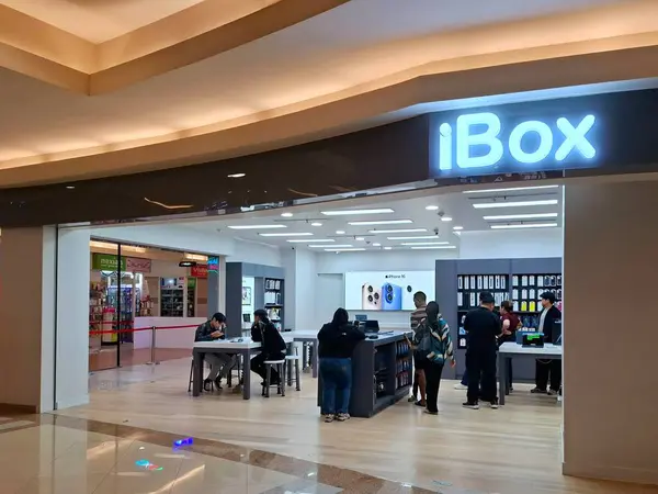Surabaya, Endonezya, 30 Temmuz 2025. Alışveriş merkezindeki bir cep telefonu ve alet dükkanının ön görüntüsü. Çok açık, basit, modern ve çekici bir tasarıma sahip. Göz düzeyi görünümü.