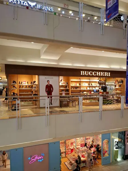 Surabaya, Endonezya, 30 Temmuz 2025. Buccheri ayakkabı mağazasının rahat ve çekici bir iç tasarımı ve açık bir tasarımı var. Göz seviyesinden bak.