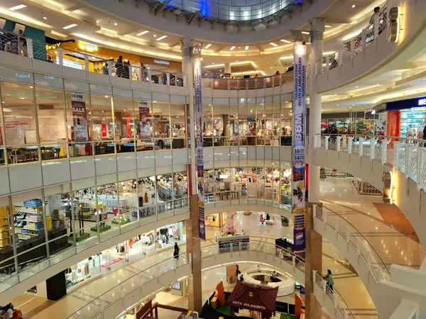 Surabaya, Endonezya, 30 Temmuz 2025. Büyük bir alışveriş merkezinin atmosferi, birçok katlı, çeşitli dükkanlı ve sosyal etkinliklerle birlikte alışveriş merkezi dekorasyonları..