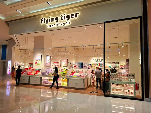 Surabaya, Endonezya, 8 Haziran 2025. Danimarka alışveriş merkezindeki Uçan Kaplan mağazasının ön manzarası. Tasarım şeffaf, modern ve ticari ürünleri dahili elementler olarak içeriyor..