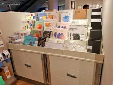 Surabaya, Endonezya, 8 Haziran 2025. Alışveriş merkezindeki bir mağazada kırtasiye ve ofis malzemeleri satan bir stant. Tasarım modern ve satıştaki ürünler iç mekan elementleri olarak kullanılıyor..