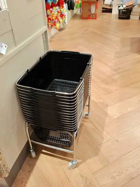 Surabaya, Endonezya, 8 Haziran 2025. Alışveriş merkezindeki bir mağazadan alışveriş arabaları temin edildi..