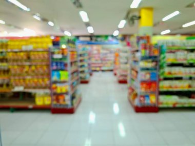 Bir süpermarketin bulanık ve odaklanmamış fotoğrafı ve çeşitli günlük ihtiyaçlarını gösteren raflar. Arkaplan fotoğrafı olarak, göz düzeyi görünümü.