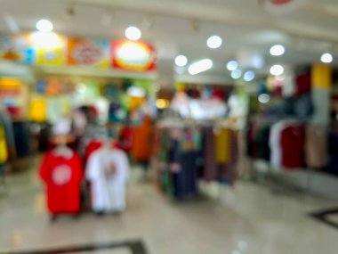 Bir süpermarketin bulanık ve odaklanmamış fotoğrafı raflarda çeşitli giysiler ve diğer ihtiyaçlar sergileniyor. Arkaplan fotoğrafı olarak, göz düzeyi görünümü.