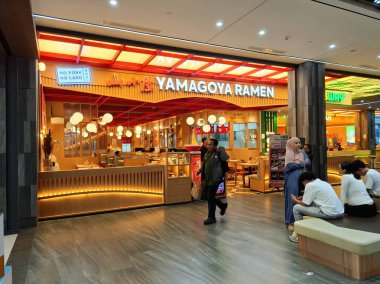 Yogyakarta, Endonezya, 4 Temmuz 2025. Japon restoranı Yamagoya Ramen 'in önü basit, rahat, sıcak ve dost canlısı modern bir Japon tasarımı..