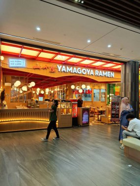 Yogyakarta, Endonezya, 4 Temmuz 2025. Japon restoranı Yamagoya Ramen 'in önü basit, rahat, sıcak ve dost canlısı modern bir Japon tasarımı..