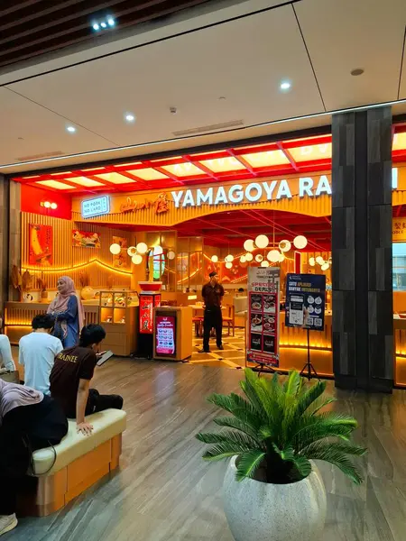 Yogyakarta, Endonezya, 4 Temmuz 2025. Japon restoranı Yamagoya Ramen 'in önü basit, rahat, sıcak ve dost canlısı modern bir Japon tasarımı..