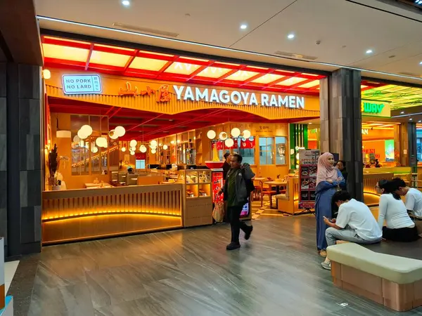 Yogyakarta, Endonezya, 4 Temmuz 2025. Japon restoranı Yamagoya Ramen 'in önü basit, rahat, sıcak ve dost canlısı modern bir Japon tasarımı..