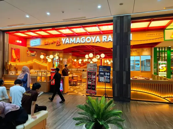 Yogyakarta, Endonezya, 4 Temmuz 2025. Japon restoranı Yamagoya Ramen 'in önü basit, rahat, sıcak ve dost canlısı modern bir Japon tasarımı..