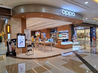 Yogyakarta, Endonezya, 4 Temmuz 2025. Alışveriş merkezinin içindeki OPPO cep telefonu ve alet dükkanının ön görüntüsü. Çok açık, basit, modern ve çok çekici bir tasarıma sahip. Göz düzeyi görünümü.