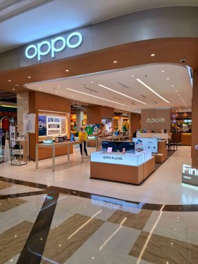 Yogyakarta, Endonezya, 4 Temmuz 2025. Alışveriş merkezinin içindeki OPPO cep telefonu ve alet dükkanının ön görüntüsü. Çok açık, basit, modern ve çok çekici bir tasarıma sahip. Göz düzeyi görünümü.