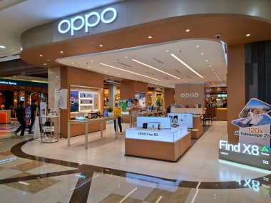 Yogyakarta, Endonezya, 4 Temmuz 2025. Alışveriş merkezinin içindeki OPPO cep telefonu ve alet dükkanının ön görüntüsü. Çok açık, basit, modern ve çok çekici bir tasarıma sahip. Göz düzeyi görünümü.