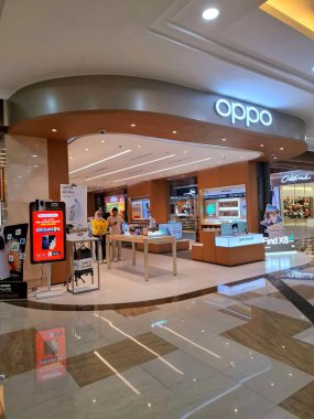 Yogyakarta, Endonezya, 4 Temmuz 2025. Alışveriş merkezinin içindeki OPPO cep telefonu ve alet dükkanının ön görüntüsü. Çok açık, basit, modern ve çok çekici bir tasarıma sahip. Göz düzeyi görünümü.
