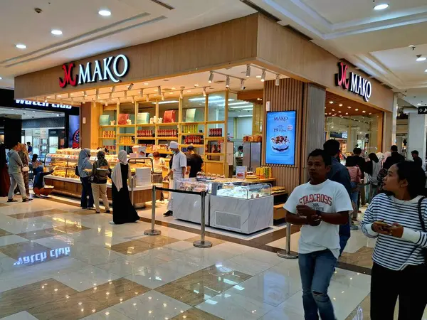 Yogyakarta, Endonezya, 4 Temmuz 2025. Mako kek ve ekmek standının önü. Ekmek ve keklerin sergilendiği dikkat çekici bir vitrin ile bu kabin ziyaretçilerin dikkatini çekiyor. Göz düzeyi görünümü.