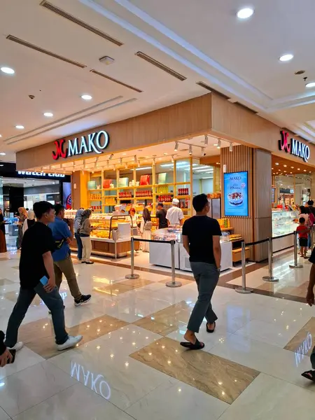 Yogyakarta, Endonezya, 4 Temmuz 2025. Mako kek ve ekmek standının önü. Ekmek ve keklerin sergilendiği dikkat çekici bir vitrin ile bu kabin ziyaretçilerin dikkatini çekiyor. Göz düzeyi görünümü.