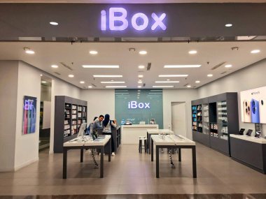 Yogyakarta, Endonezya, 4 Temmuz 2025. Bir alışveriş merkezinin içindeki iBOX cep telefonu ve alet dükkanının ön görüntüsü. Modern, şeffaf, çağdaş bir tasarım ile ziyaretçiler için çok çekici. Göz düzeyi görünümü.