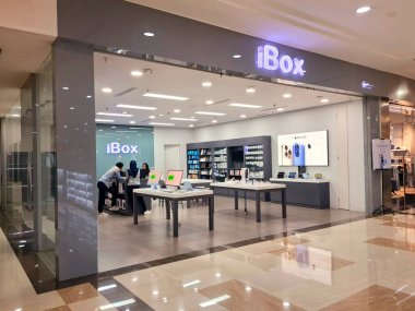 Yogyakarta, Endonezya, 4 Temmuz 2025. Bir alışveriş merkezinin içindeki iBOX cep telefonu ve alet dükkanının ön görüntüsü. Modern, şeffaf, çağdaş bir tasarım ile ziyaretçiler için çok çekici. Göz düzeyi görünümü.