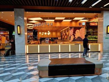 Yogyakarta, Endonezya, 4 Temmuz 2025. Bir alışveriş merkezinin içindeki Japon restoranının ön görüntüsü. Açık, sanatsal bir tasarım, Japon kültürü ve ziyaretçiler için çok çekici. Göz düzeyi görünümü.