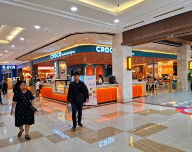 Yogyakarta, Endonezya, 4 Temmuz 2025. Mösyö Spoon 'dan Croco Cafe ve Fırın' nın önü. Modern, çağdaş, lüks, şeffaf ve misafirperver tasarım çok davetkar. Göz düzeyi görünümü.