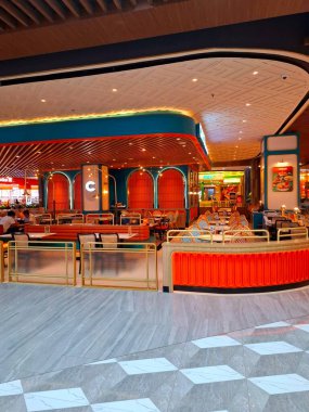 Yogyakarta, Endonezya, 4 Temmuz 2025. Mösyö Spoon 'dan Croco Cafe ve Fırın' nın önü. Modern, çağdaş, lüks, şeffaf ve misafirperver tasarım çok davetkar. Göz düzeyi görünümü.