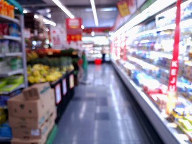 Bir süpermarketteki ev eşyaları standının bulanık ve bulanık fotoğrafı. Arkaplan fotoğrafı olarak kullanılıyor, göz seviyesi görünümü.