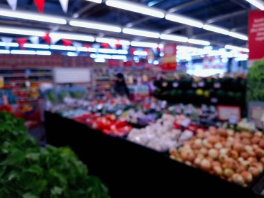 Bir süpermarket meyve ve sebze standının bulanık ve bulanık fotoğrafı. Arkaplan fotoğrafı olarak kullanılıyor, göz seviyesi görünümü.