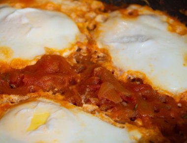 Tavada domates soslu kızarmış yumurta.