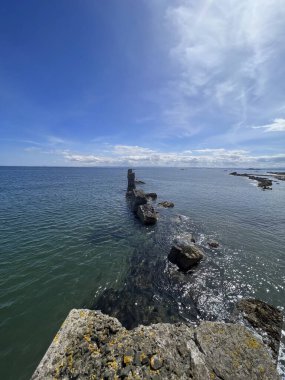 Denizde yok olmuş eski bir deniz fenerinin kalıntıları.